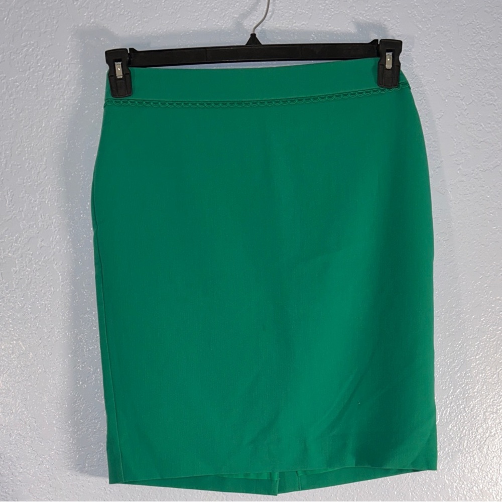 Chic Green Anne Taylor Factory Pencil Skirt. Size 8. EUC.